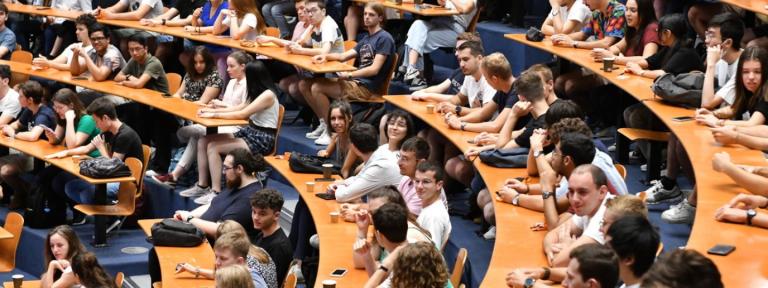 Photographie d'étudiants dans un amphitéathre