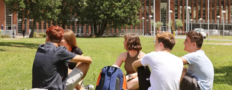 élèves dans le campus