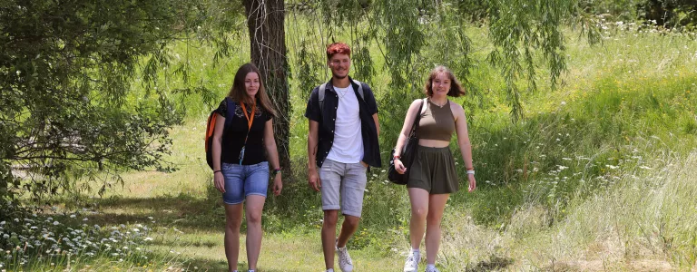 étudiants dans la nature