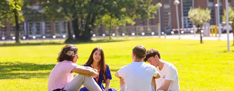 étudiants assis dans l'herbe à IMT Mines Albi