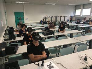 étudiants visonnant un film avec un casque de réalité virtuelle